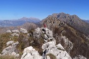 50 Avanti in cresta tra roccette per la terza cima, Corna Camozzera 